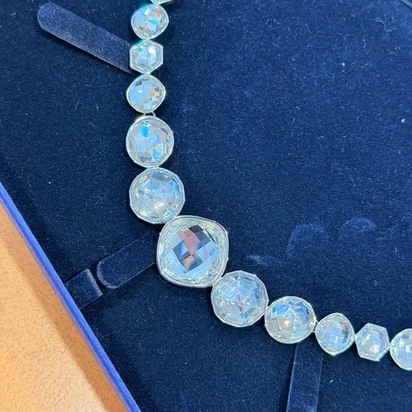 Swarovski Clear Crystal Graduated Necklace with Matching Stud Earrings - Picture 3 of 3